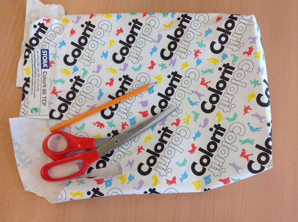 Anv\u00e4nd omslagspapper till kopieringspapper, blyertspenna och papperssax.