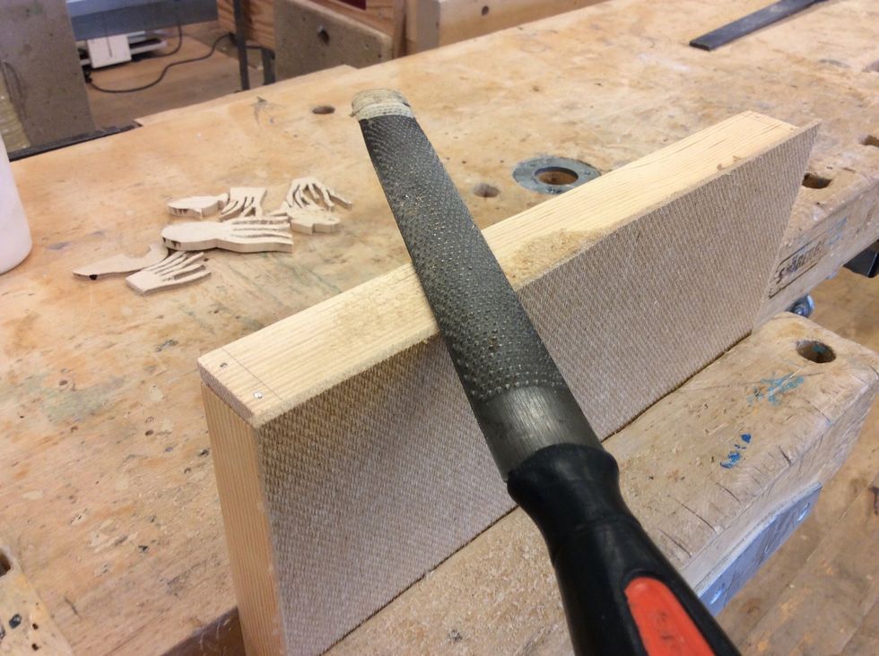 Anv\u00e4nd raspen f\u00f6r att ta bort det som sticker ut utanf\u00f6r ramen. Raspa f\u00f6rsiktigt fr\u00e5n baksidan och fram\u00e5t och raspa bara n\u00e4r du drar fram\u00e5t. Raspa tre av sidorna, den fj\u00e4rde ska du putsa p\u00e5 en maskin.