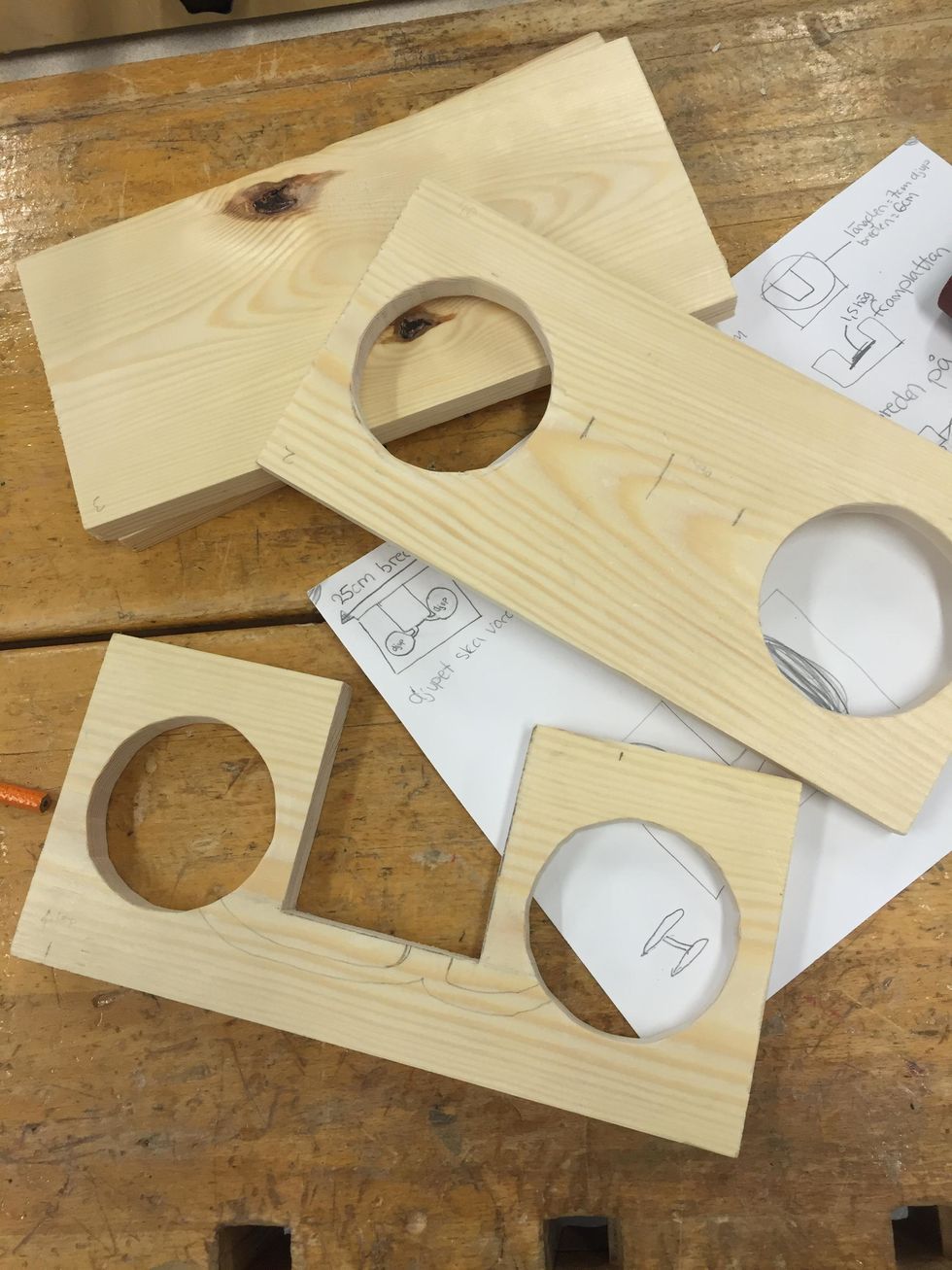 Anv\u00e4nd sedan h\u00e5len som mall till att g\u00f6ra 2 likadana p\u00e5 en av de andra plankorna. Slipa sedan inne i h\u00e5len som du gjorde p\u00e5 den f\u00f6rsta plankan.