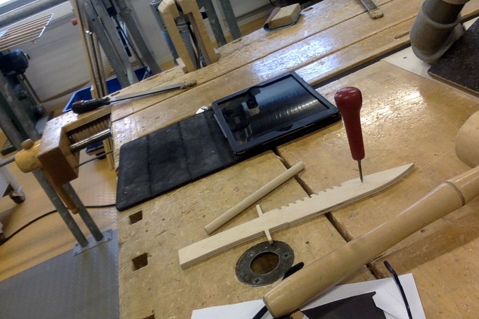 anv\u00e4nd sylen till att g\u00f6r ett litet h\u00e5l till n\u00e4r du ska borra