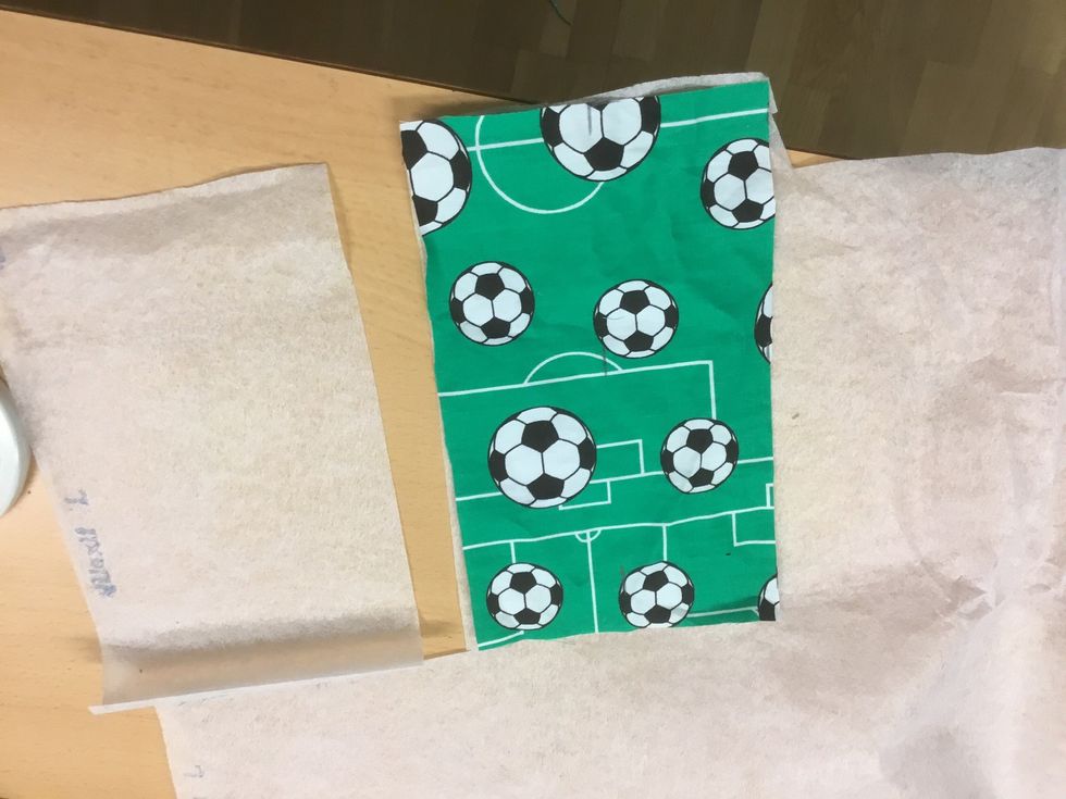 Anv\u00e4nd tyget som mall. Klipp till en lika stor bit i mellanl\u00e4gg.