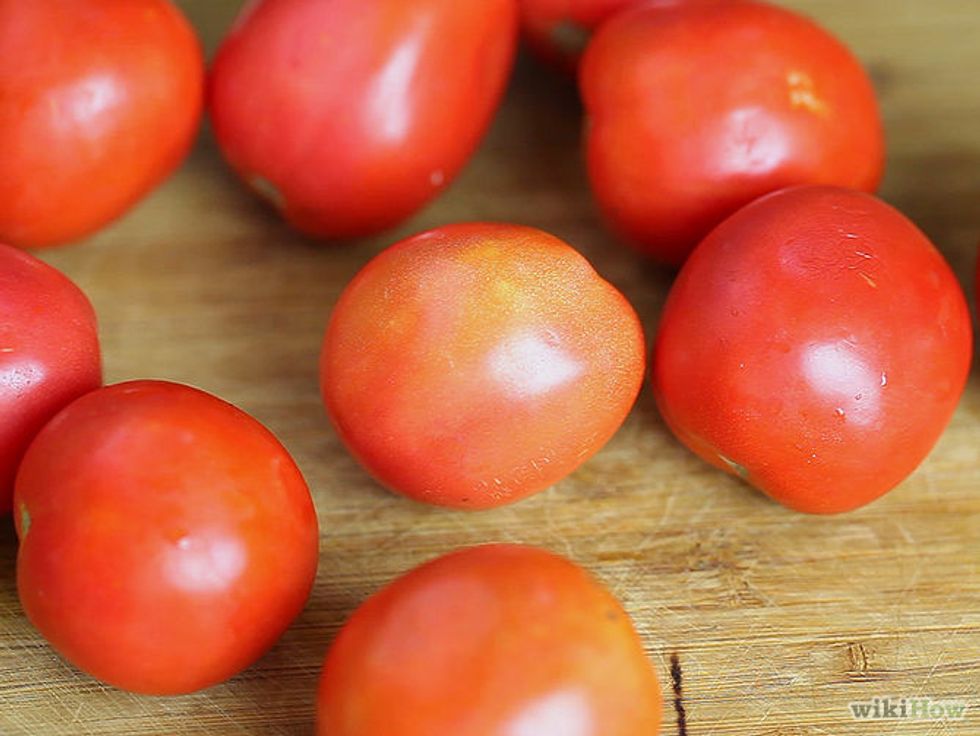 Any variety will work. Plum tomatoes are commonly used for tomato purees.