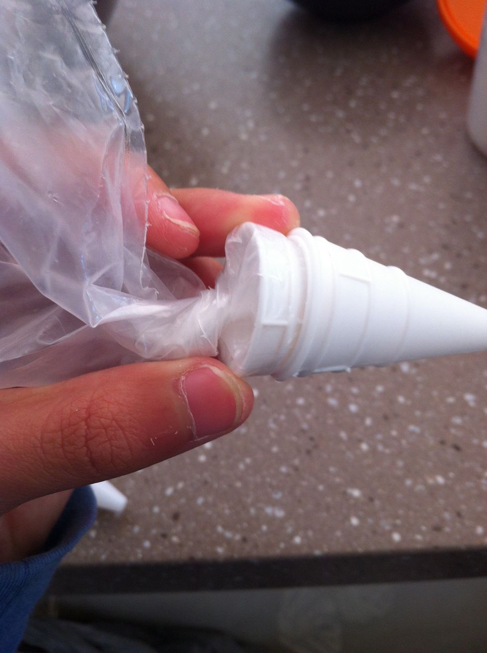 Anyway, twist the bottom of the piping bag to stop mixture leaking out later (yes yes, I know, there's a tip on the coupler... but the batter ended up quite thick)