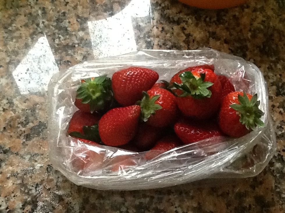 Apartem la barreja i agafem les maduixes.