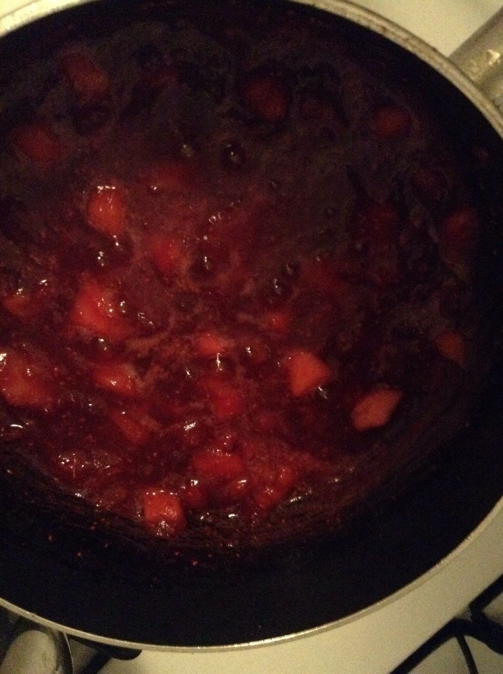 Apples are melting in.. You can add a pinch of nutmeg and cinnamon here for taste