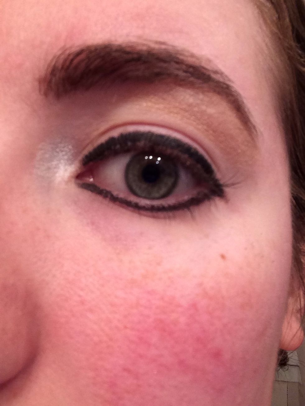 Apply a highlighter or a little white eyeshadow to the tear duct area in a small circle.