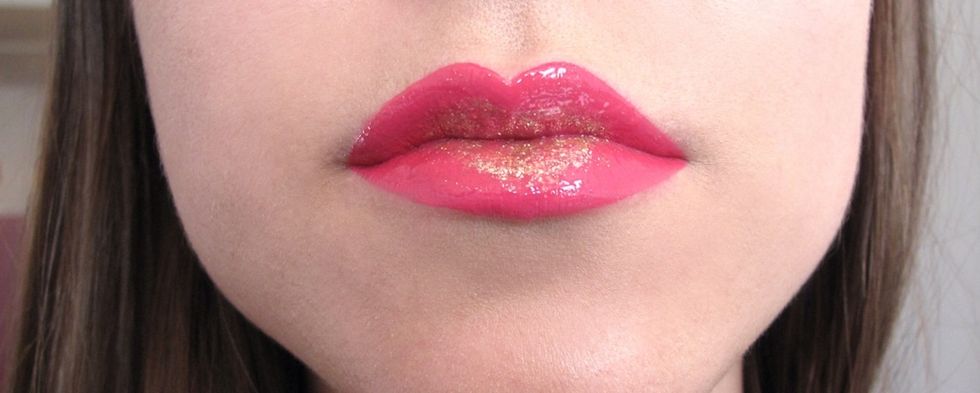 Apply a layer of nude gloss over the lip and glitter.
