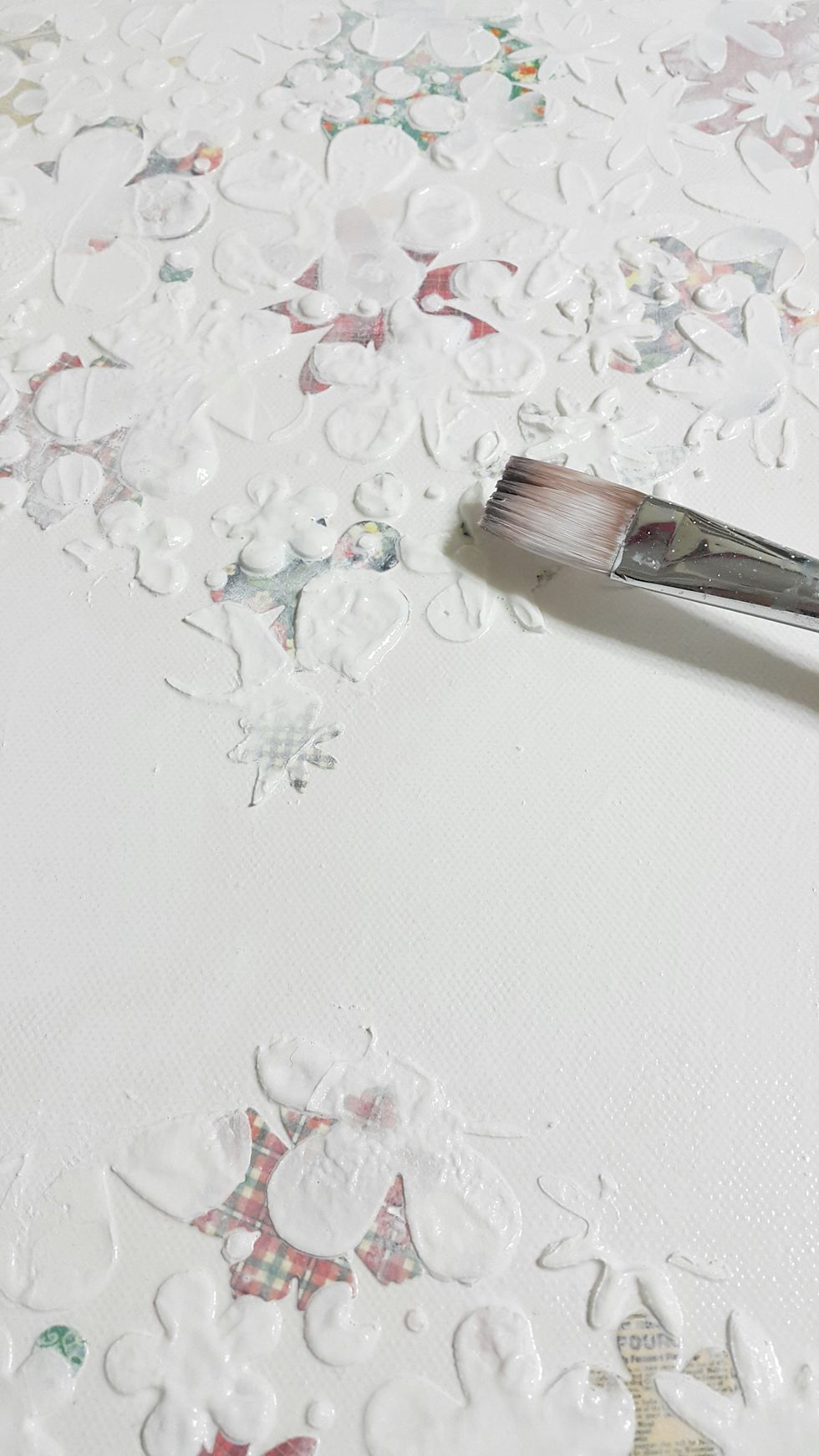 Apply a thin layer of watered-down Gesso on the whole canvas, need leave the flower pieces at the bottom layer can be seen