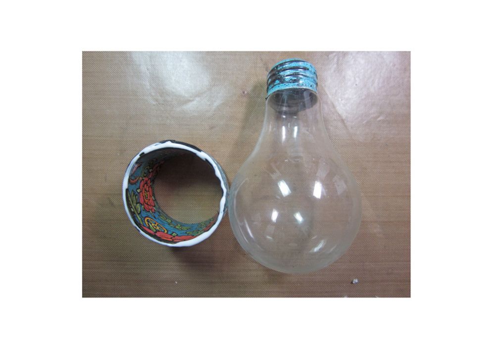 Apply a thin line of glue around the top edge of the base. Be sure to use strong holding liquid glue.