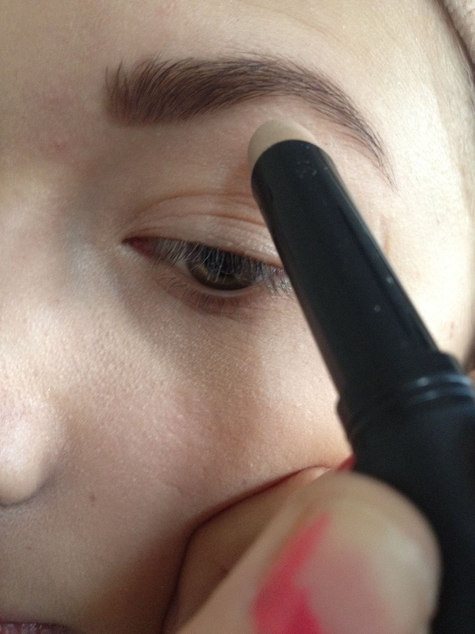 Apply an eye Primer on the eyebrow bone and in the corner of the eye an all over the lid