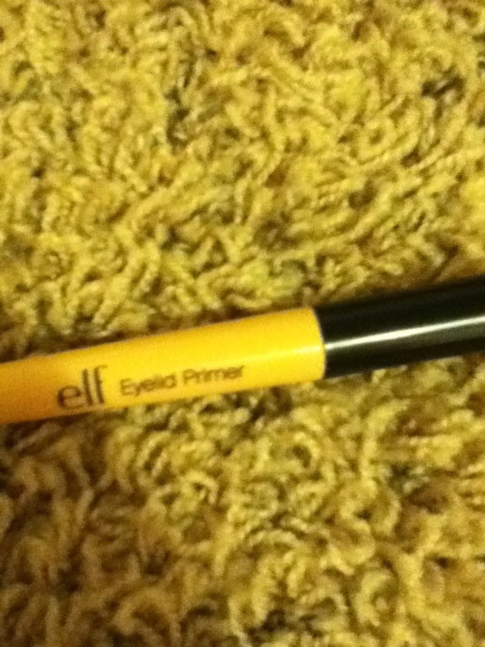 Apply an eyelid primer or a concealer on your eyelids.