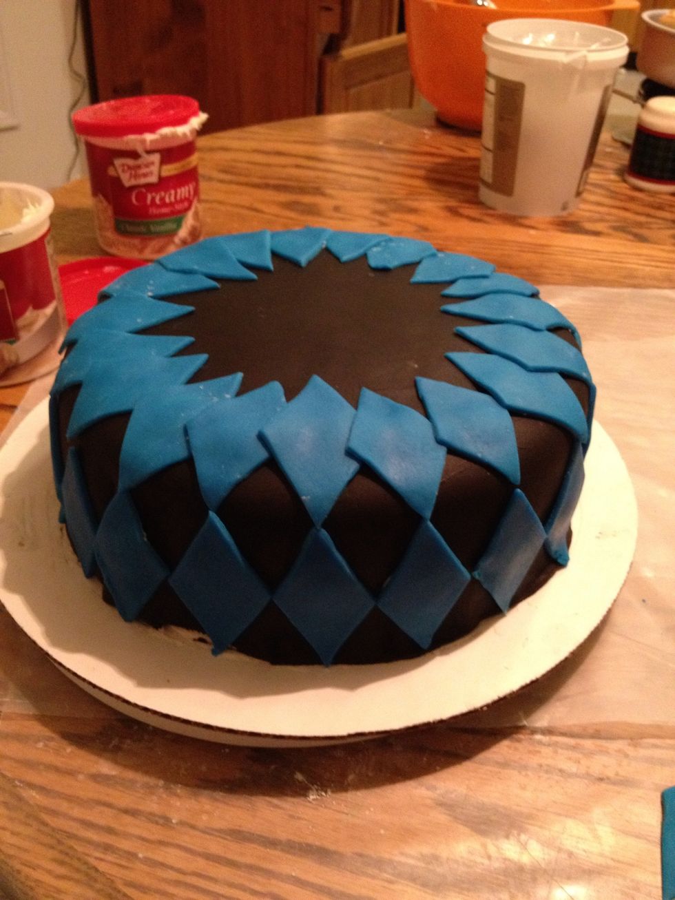 Apply an optional second row of blue diamonds.