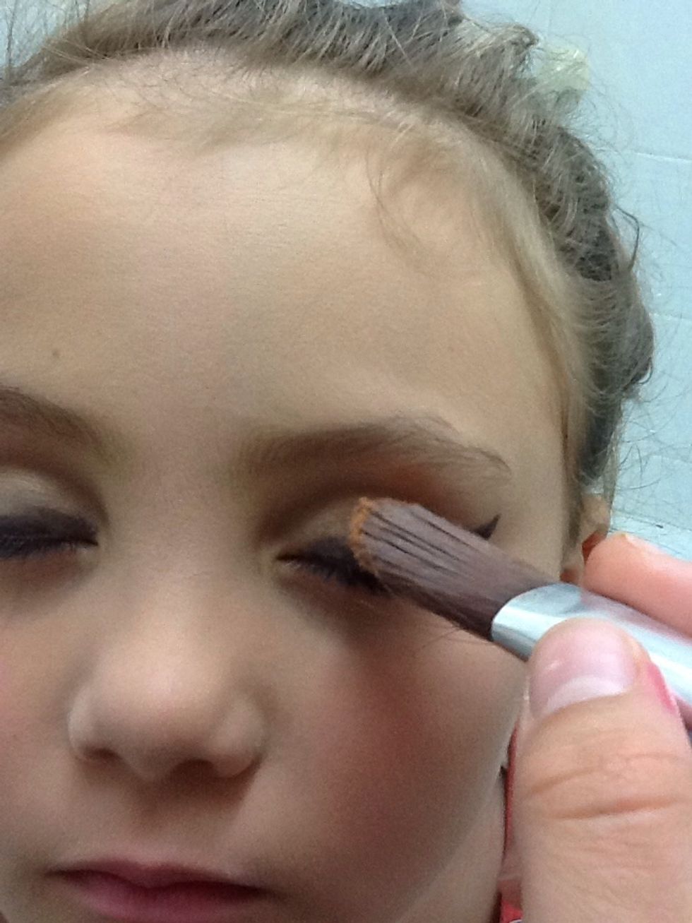 Apply as a eyeshadow
