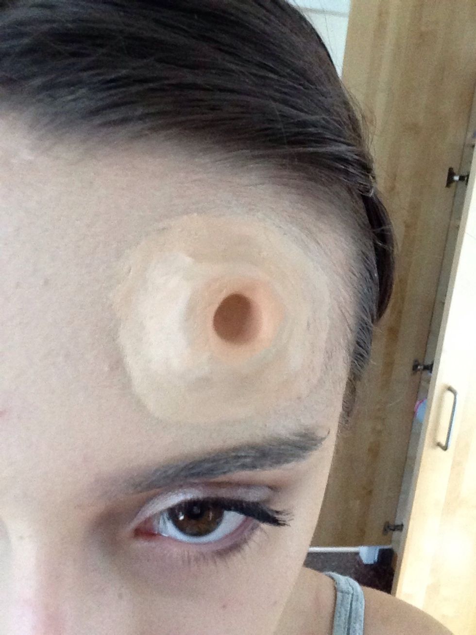 Apply foundation around de edges