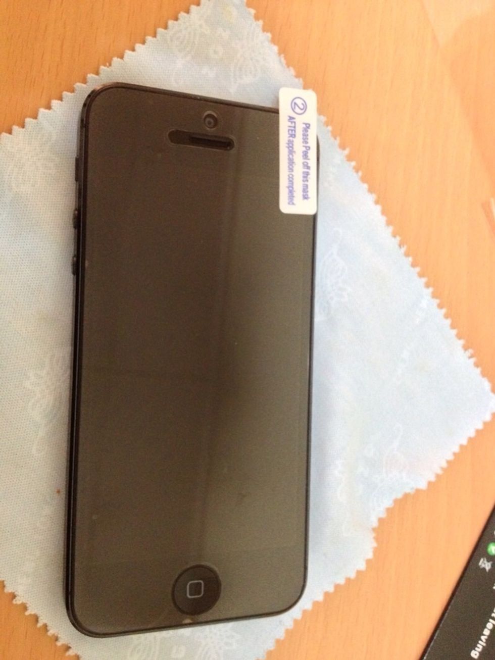 Apply gently on the screen of your Iphone. Make sure it is fitted correctly, making visible the ear piece, front camera, & home button.