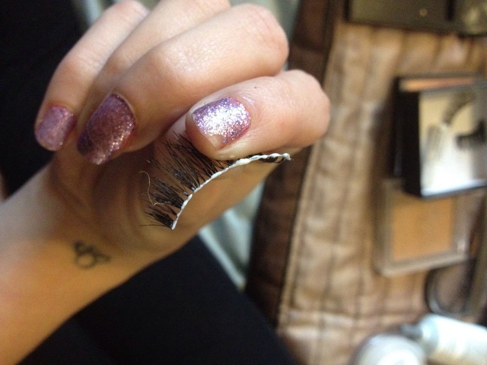 Apply glue to the strip paying attention especially to the ends