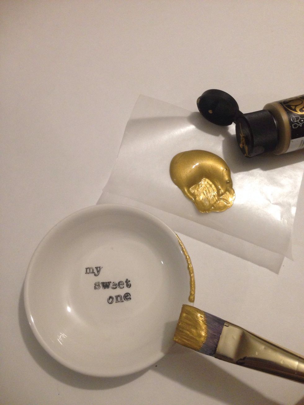 Apply gold paint to the edges of your dish.