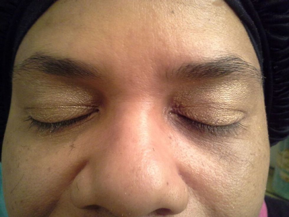 Apply Light Brown Eyeshadow With Eyeshadow Brush