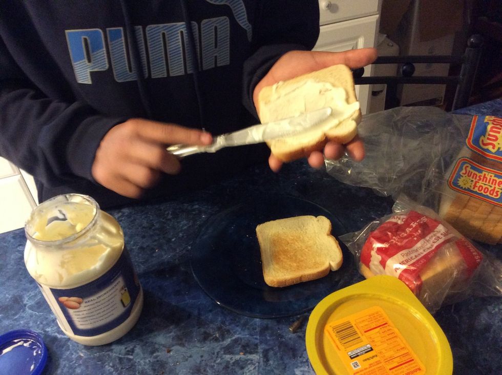 Apply mayo on both pieces of bread.