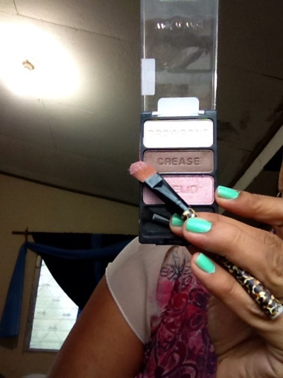 Apply onto your eyelids the rose color.