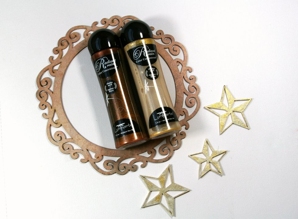 Apply several coats of the Radiant Rain Color Concentrate in Nutmeg to the Flourish Frame and Radiant Rain Color Concentrate in Solar Gold to the stars.