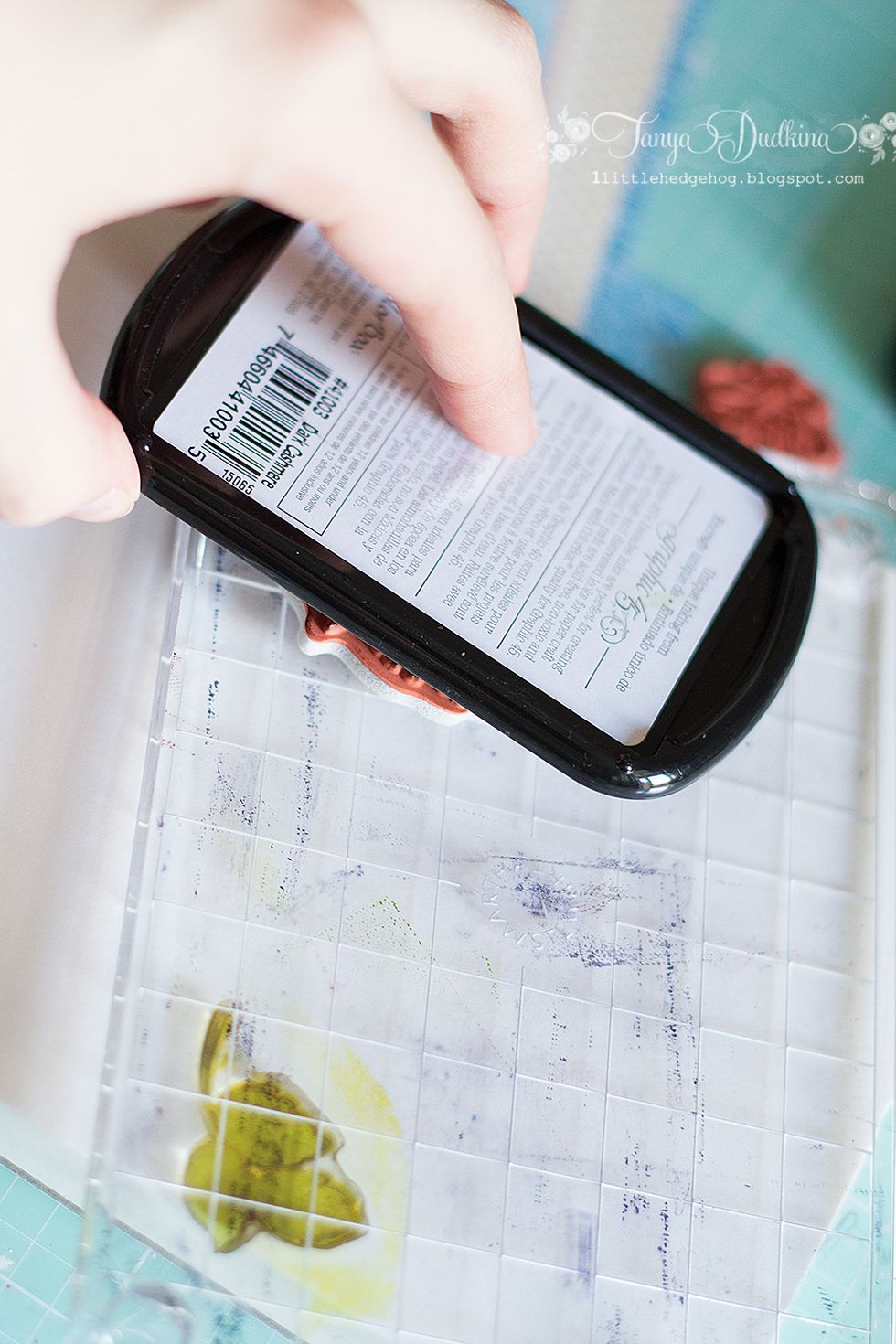 Apply some Colorbox Graphic 45 Decades ink on your wreath stamp. I picked 'Dark Cashmere' and 'Bon voyage blue' colors