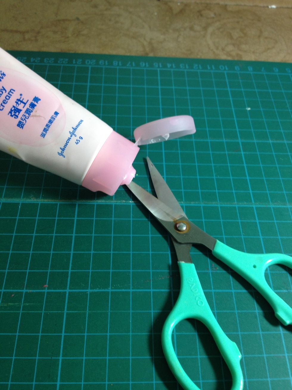 Apply some lotion to the cutting clay tool also make the cut line smoother.