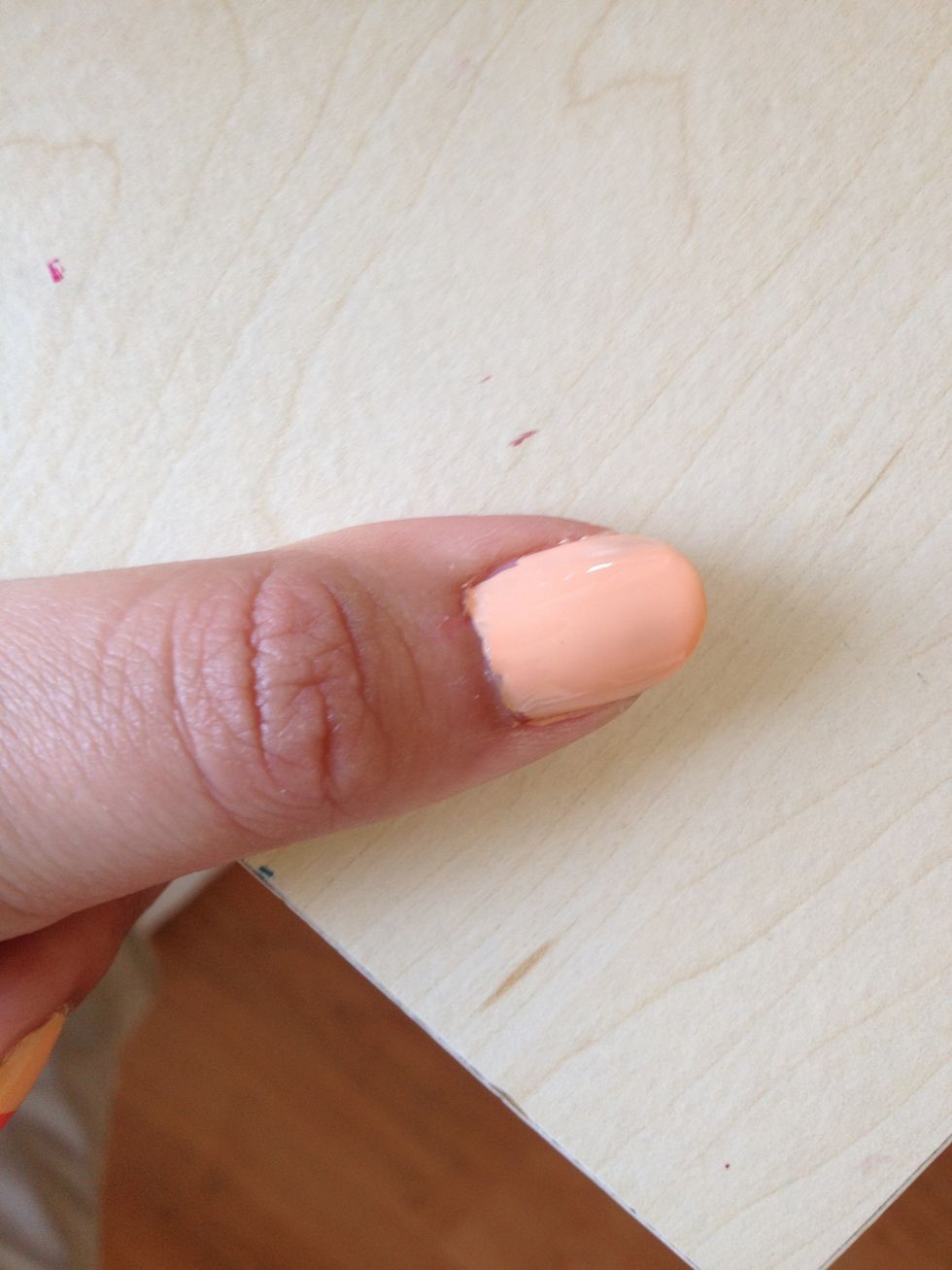 Apply the lighter colored nailpolish. Let, and this is VERY important, dry thoroughly. The time needed depends on your nailpolish, but I think half an hour is sufficient.
