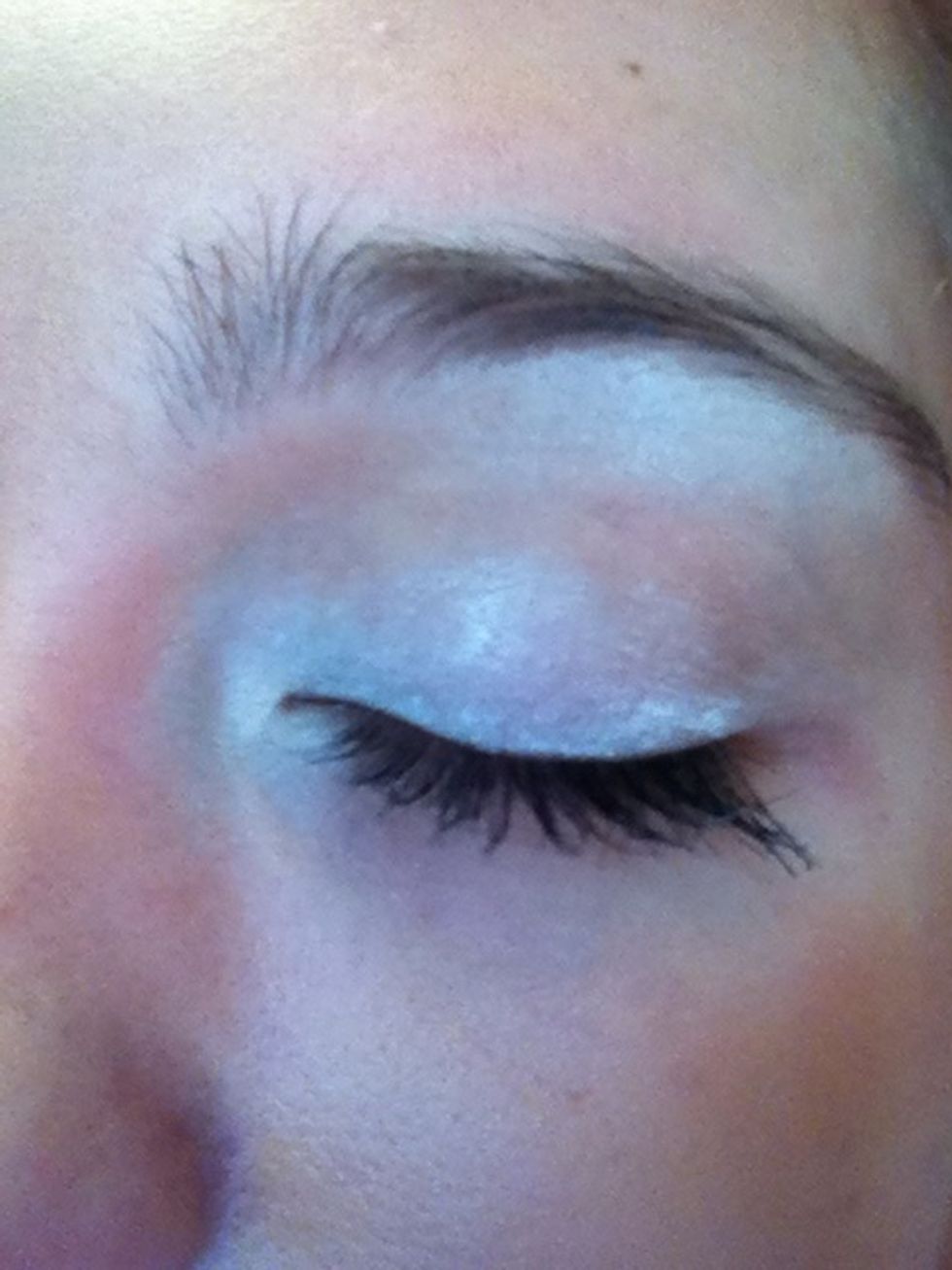 Apply the milk pencil by NYX to your lid. For highlighting my eye I apply it to the inner corner and brow bone.