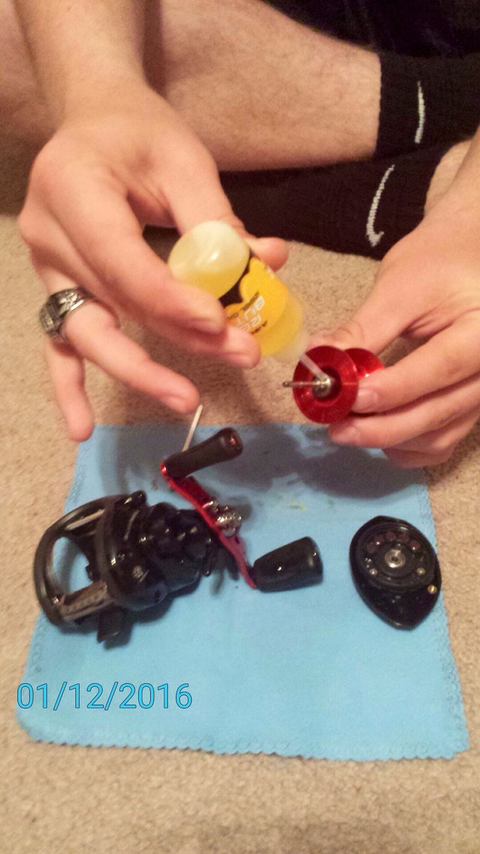 Apply the oil to the spool bearing and frame bearing as needed.