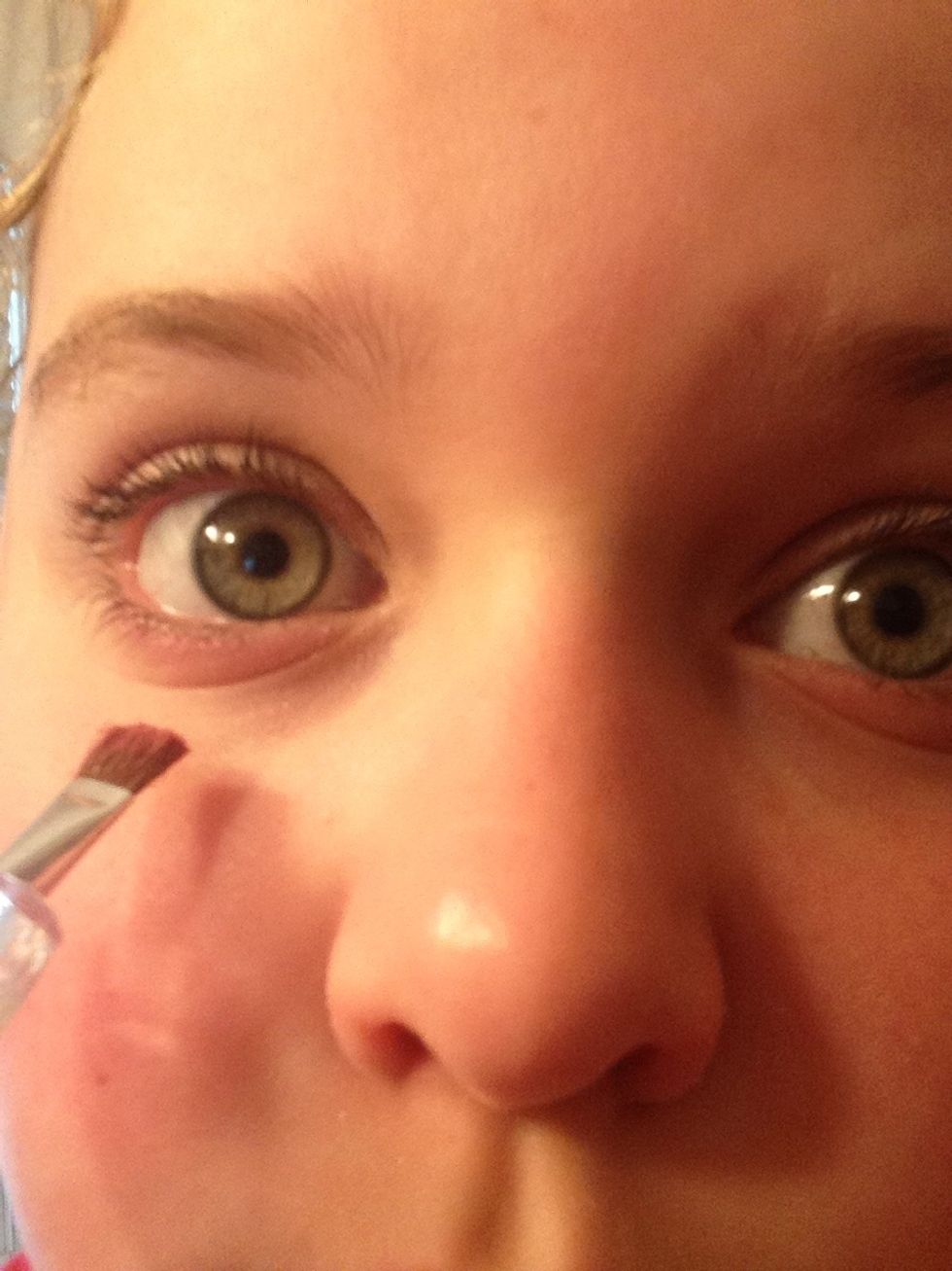 Apply the pink eyeshadow just under your lower lashes