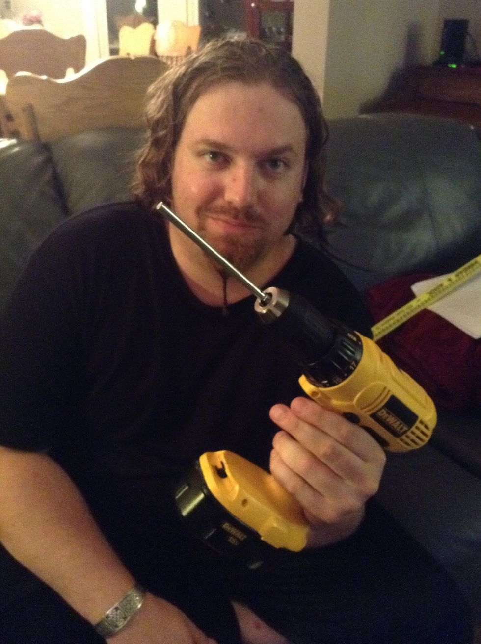 Apply the rear shank of the mandrel into the drill bit and twist the adjuster shut until the mandrel is firmly in place.