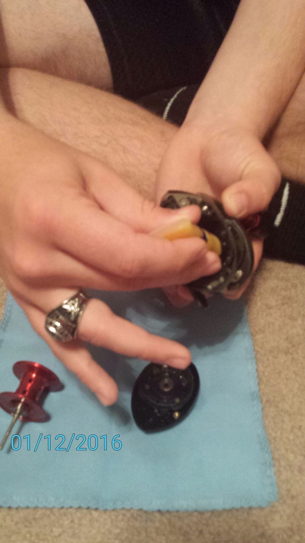 Apply the reel grease to the main gears inside the main casing.