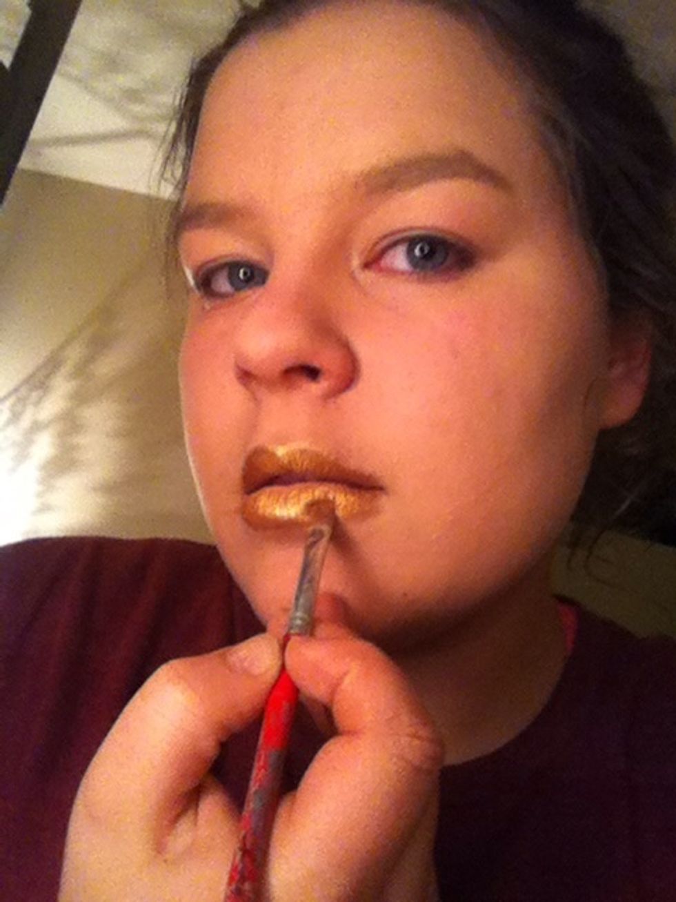 Apply to Cupid's bow and middle of bottom lip to attract light to the lips and create a pouty affect