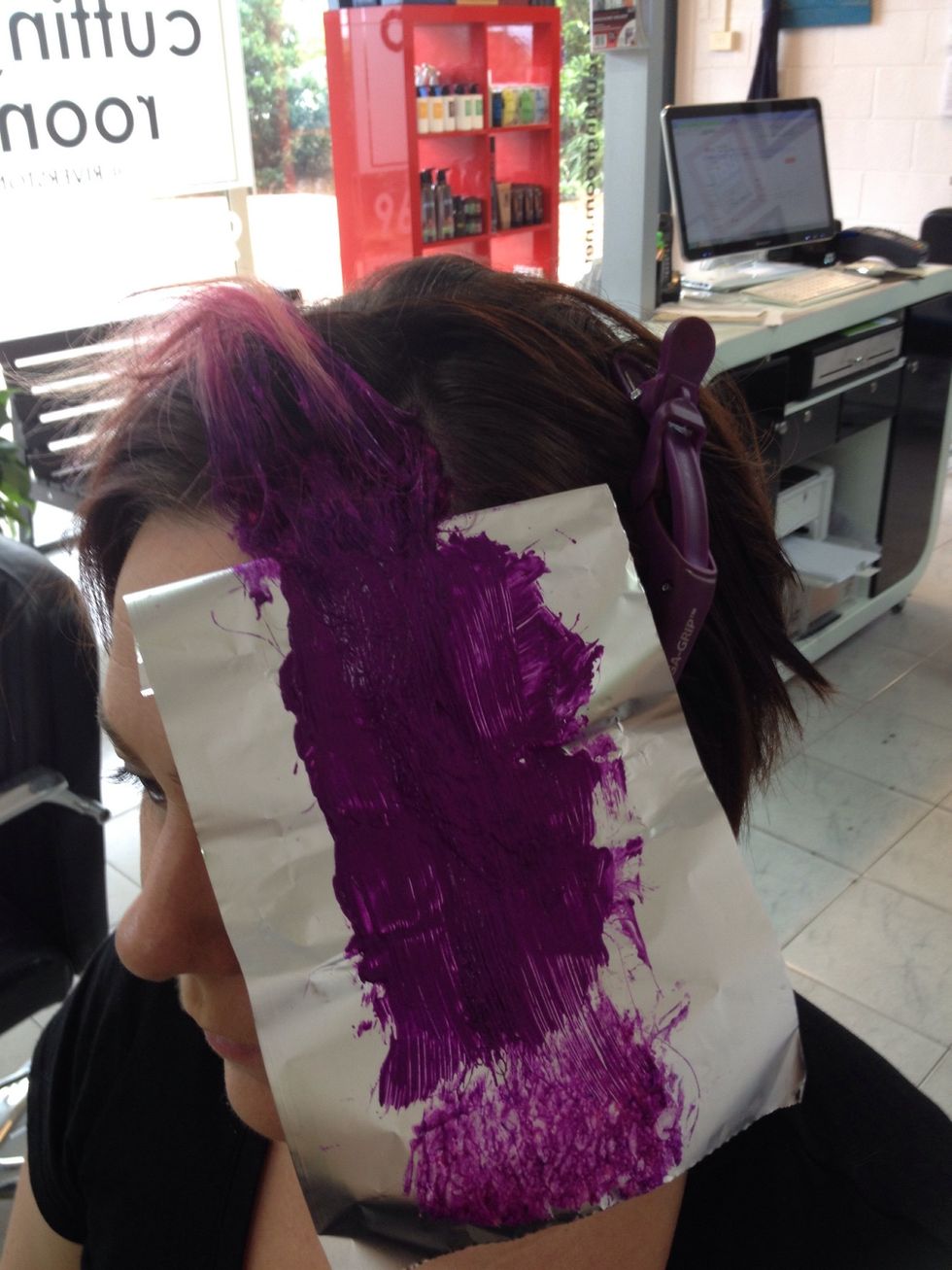 Apply to mid lengths and ends for 5 minutes to refresh. Ensure even saturation of Coloured Bleach.