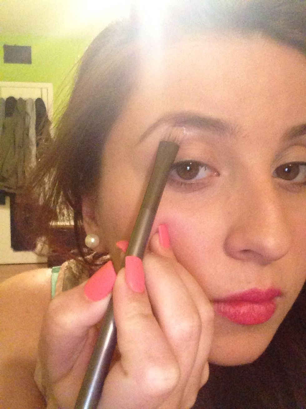 Apply white shadow to top brow and bottom lid