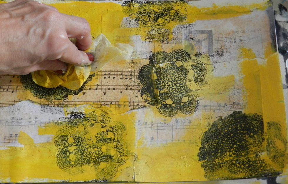 Apply yellow acrylic paint e remove the excess the paint on the stamps with baby wipes.