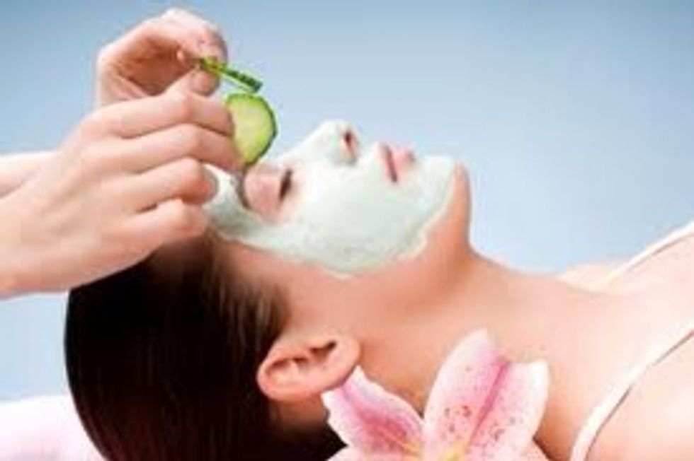 Apply yogurt to ur skin because it is good for tan removal