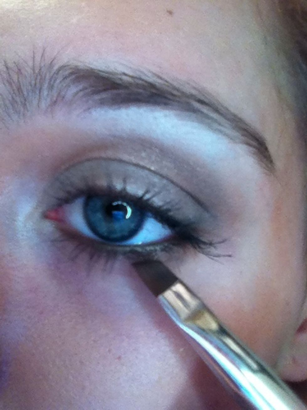 (Applying to the bottom lash line)