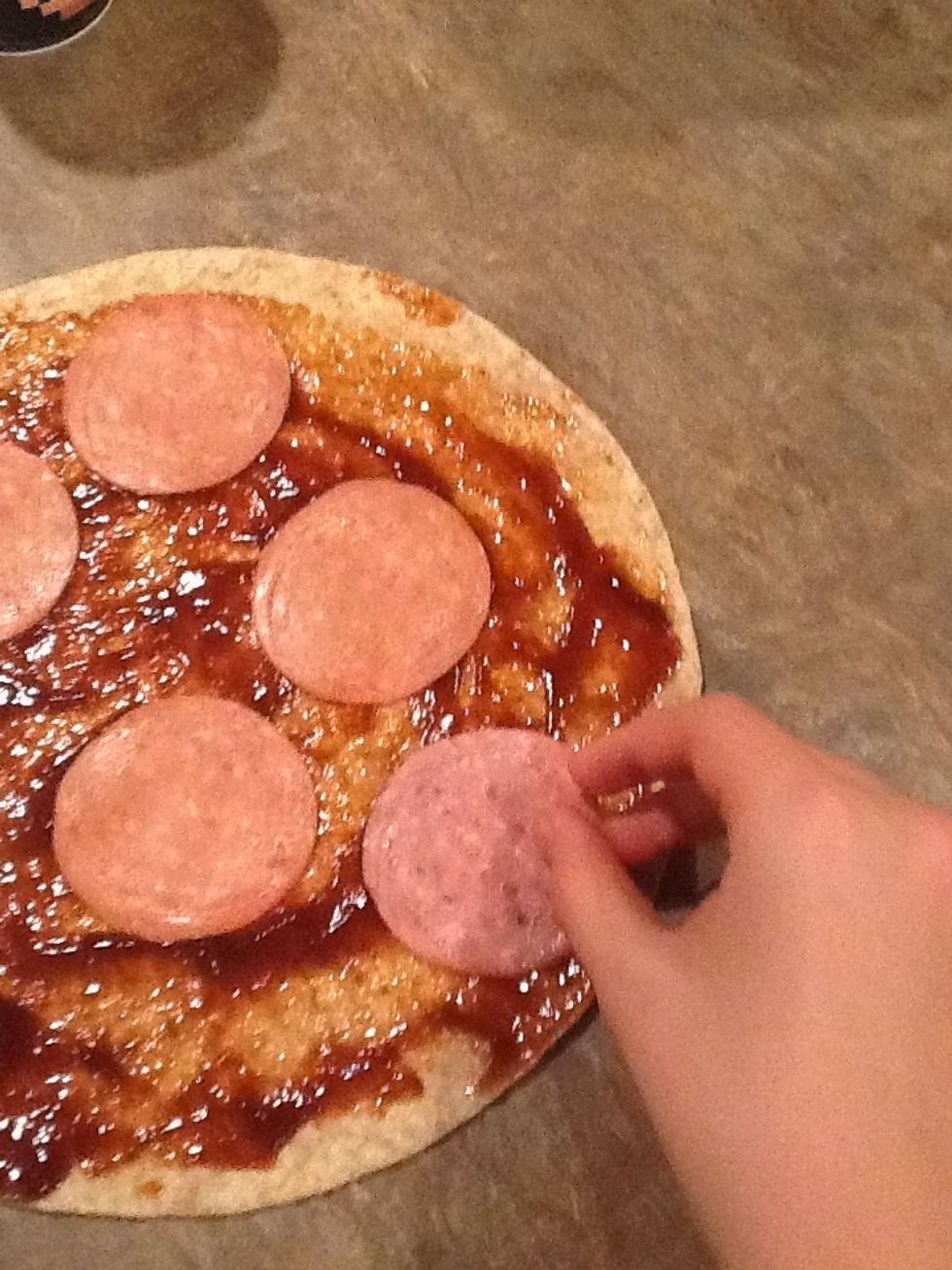 Aprez ca, mettez de salami sur la pate.