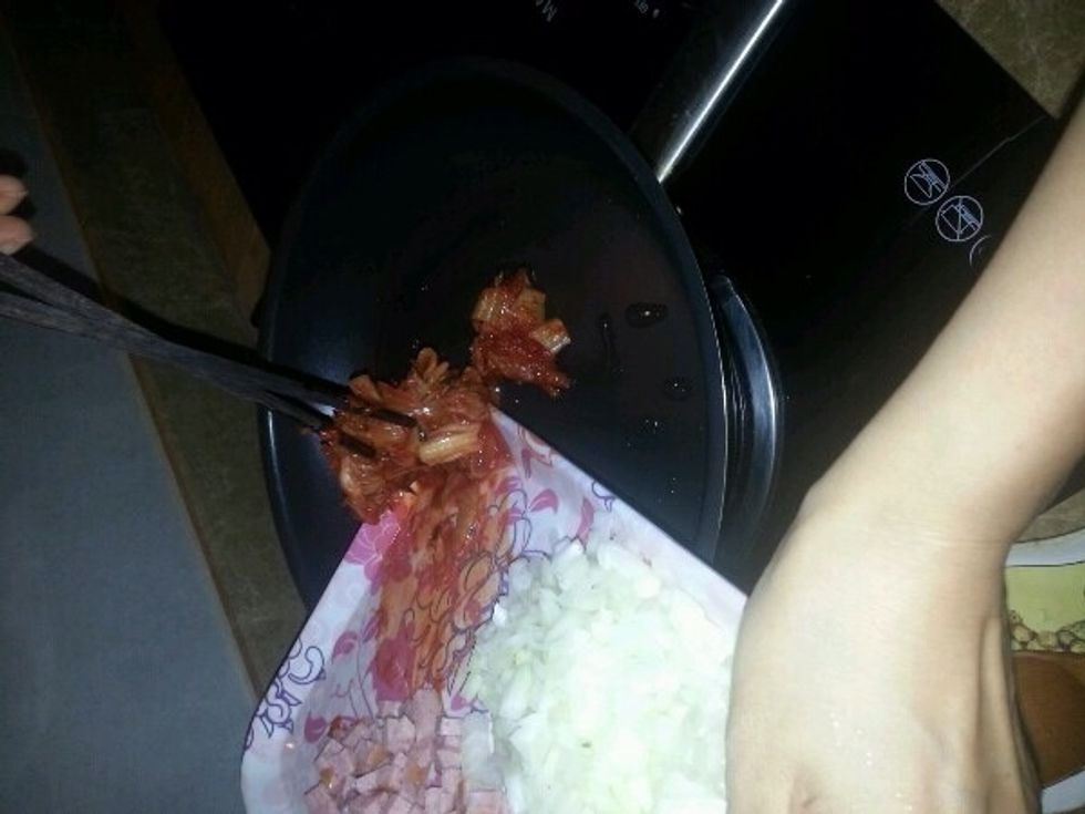 Ar first, only put the kimchi in.