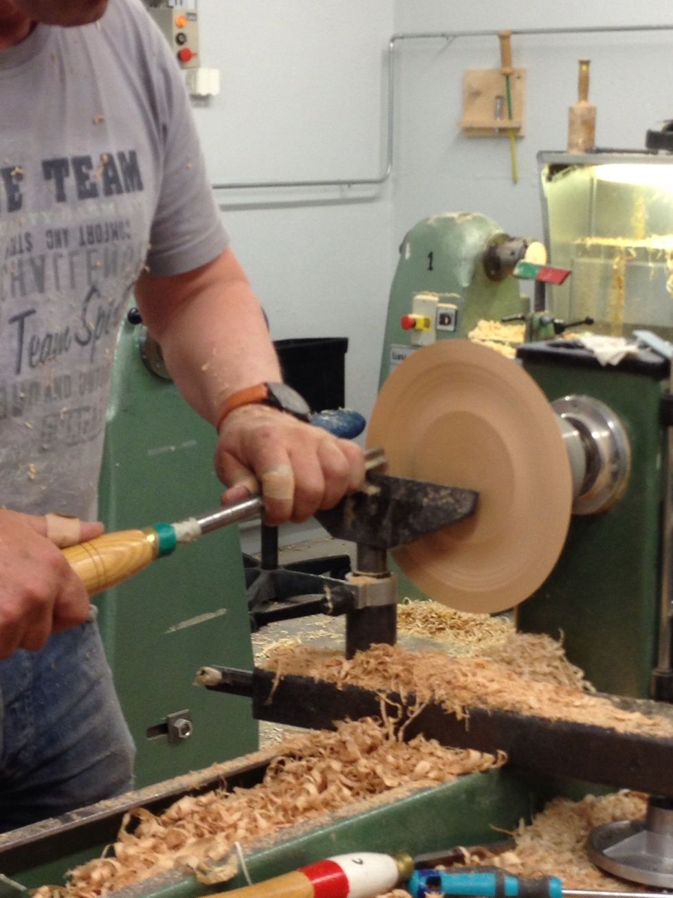 Arbeta sedan utifr\u00e5n och in och ner.