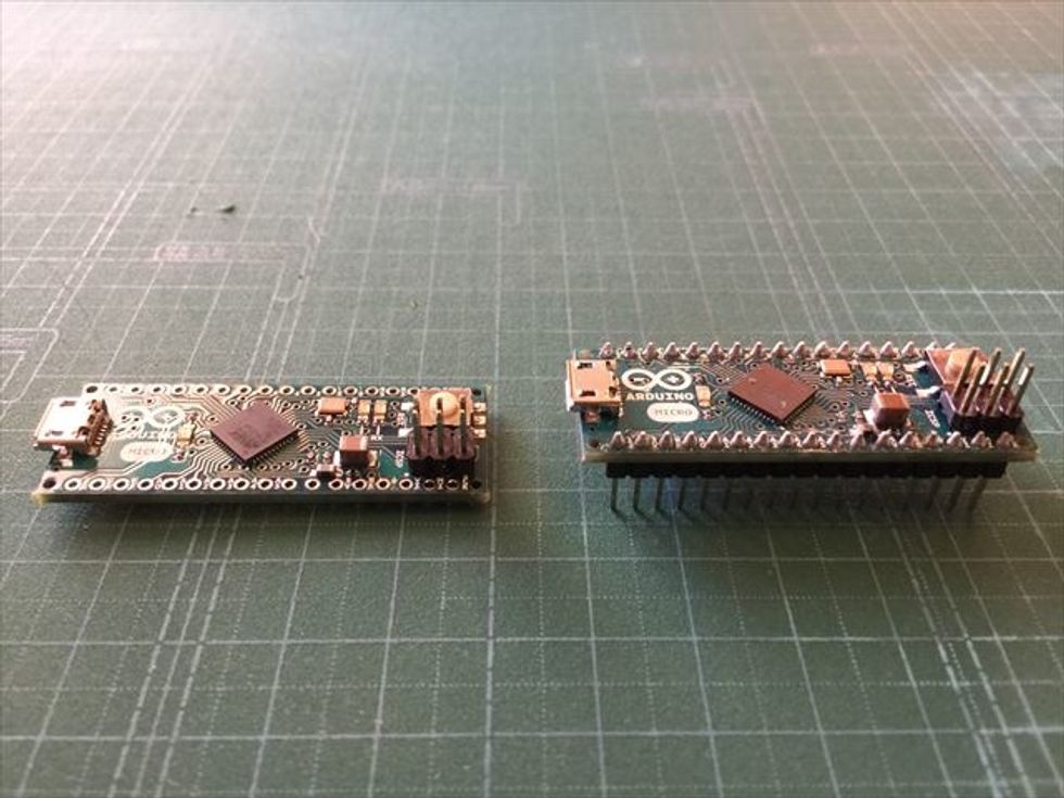 Arduino Micro\u306b\u306f\u30d4\u30f3\u30d8\u30c3\u30c0\u6709\u308a\u3068\u7121\u3057\u306e\uff12\u7a2e\u985e\u304c\u3042\u308a\u307e\u3059\u3002\u5b9f\u9a13\u6bb5\u968e\u3067\u306f\u300c\u6709\u308a\u300d\u3092\u30d6\u30ec\u30c3\u30c9\u30dc\u30fc\u30c9\u306b\u523a\u3057\u3066\u4f7f\u3046\u306e\u304c\u697d\u3067\u3059\u3002\u914d\u7dda\u3092\u3088\u308a\u30b3\u30f3\u30d1\u30af\u30c8\u306b\u307e\u3068\u3081\u305f\u3044\u3068\u304d\u306f\u3001\u300c\u7121\u3057\u300d\u3092\u9078\u3093\u3067\u30cf\u30f3\u30c0\u4ed8\u3051\u3057\u307e\u3057\u3087\u3046\u3002