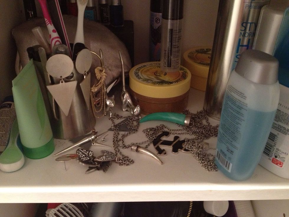 Are you like me? Having all your jewellery in your closet? All messy, and twisted together? Then do this!