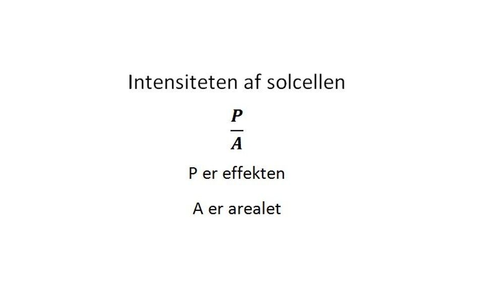 Arealet for vores solcelle er 9,8 cm*9,8 cm=96,04 cm2 Derfor skal de udregnede effekter alle divideres med 96,04 cm2 for at finde intensiteten