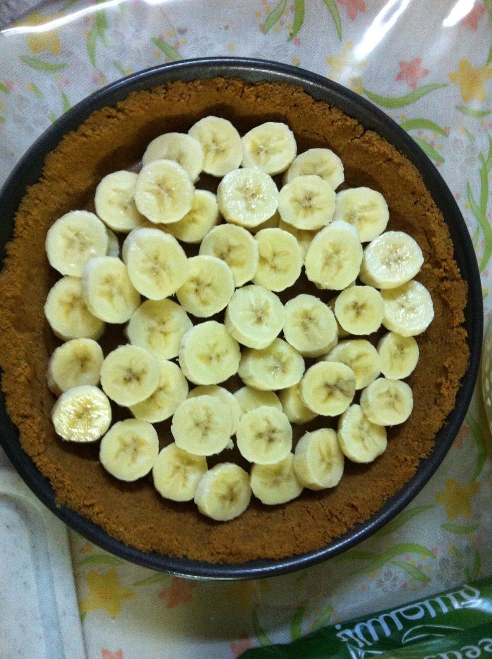 Arrange on top of the toffee. Dont peel open the bananas till an hour before serving so that they don't brown too much by serving time.