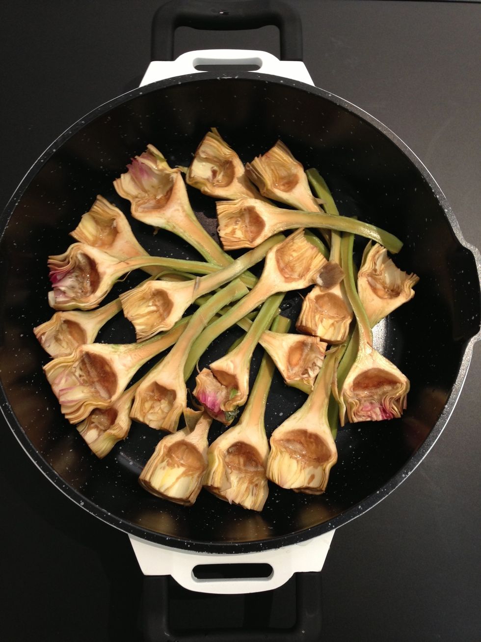 Arrange the artichokes in a cooking pot