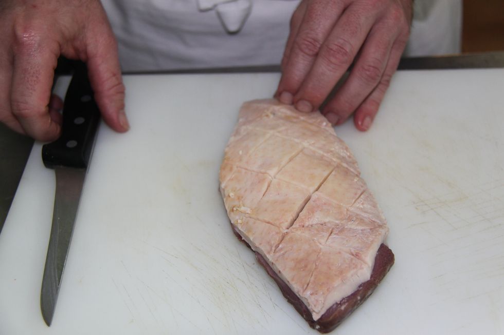 Arrange the duck breast over the meat and make diagonal cuts fat without touching the meat.HERE THE RESULT!!