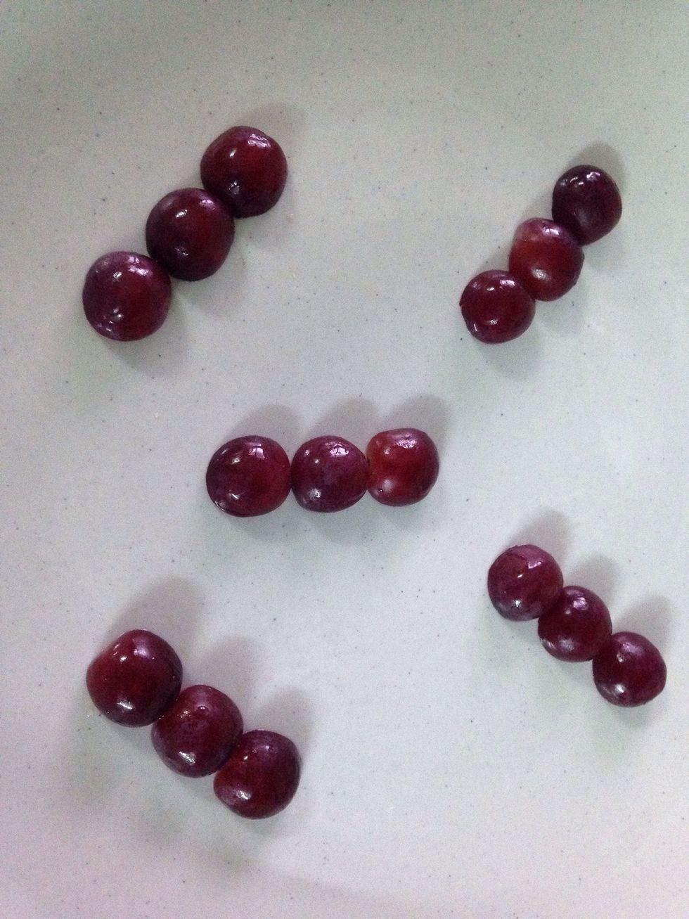 Arrange the grapes on the plate.