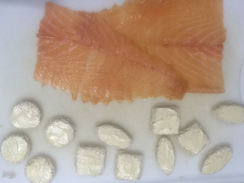 Arrange the salmon slices so as to make a rectangle 18-20 cm